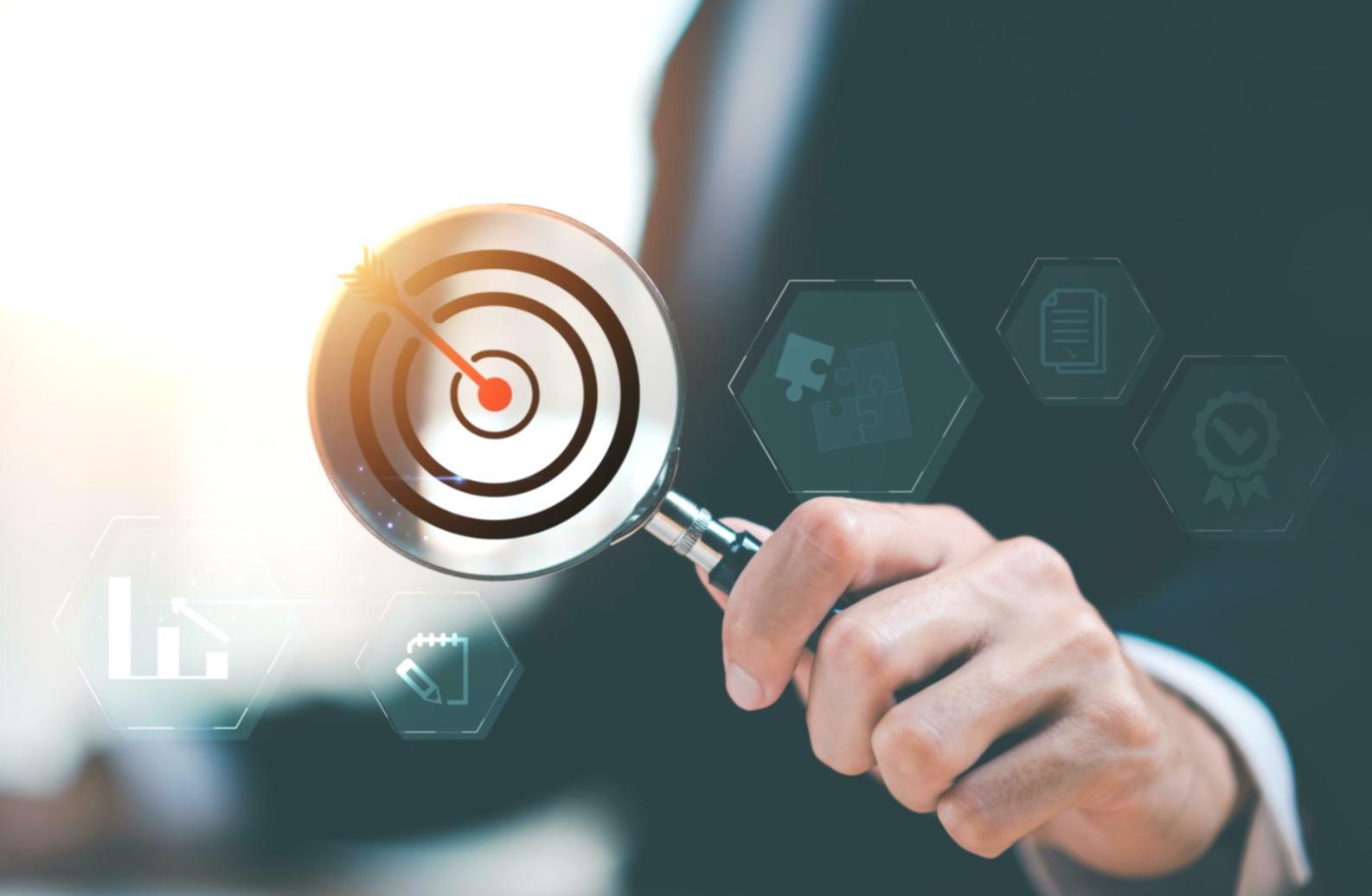 Equipo colaborando en optimización de estrategia de contenidos